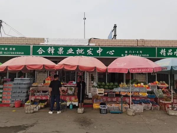 ▲石家莊市消保委工作人員模擬消費者身份購買水果樣品。（石家莊市消保委供圖）
