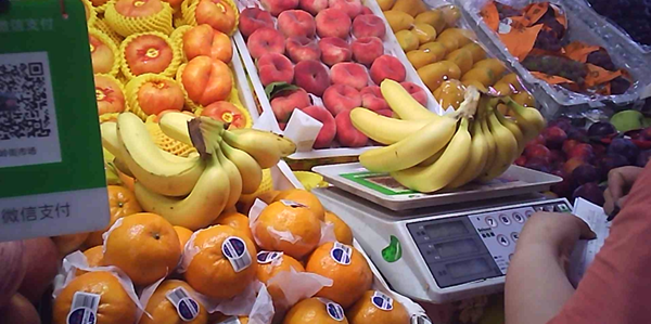 ▲蘋果和香蕉是市民經(jīng)常購買食用的水果。（石家莊市消保委供圖）