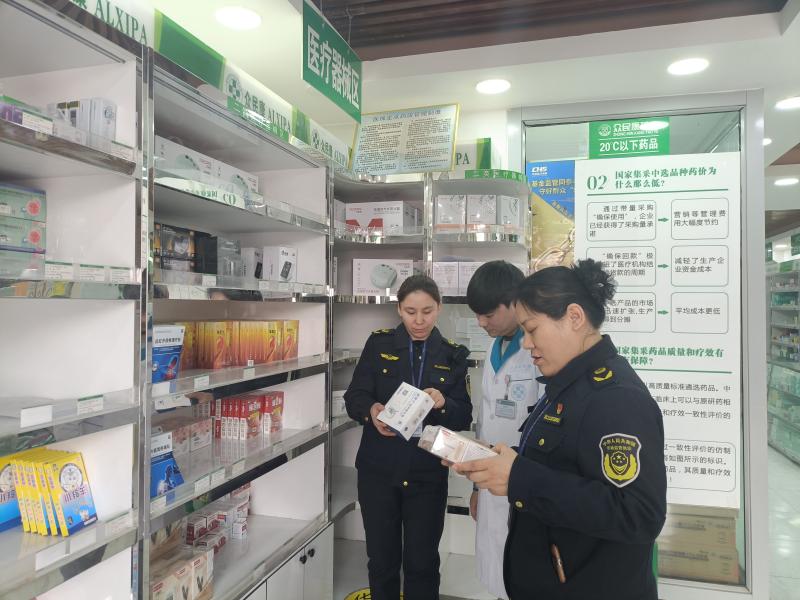 新疆墨玉縣市場監(jiān)督管理局：醫(yī)療器械專項查 護航群眾健康行_醫(yī)療器械檢查2.jpg_3cbba379555649b494673f3a7d5811a4.jpg